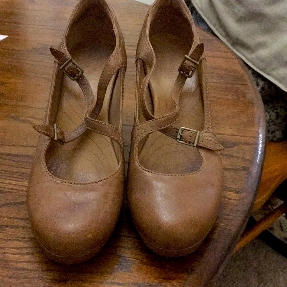 Heels brown Clark’s size 11 leather uppers